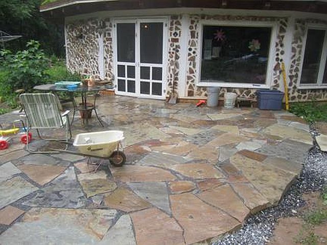 Natural paving stones form a very functional and attractive patio. 